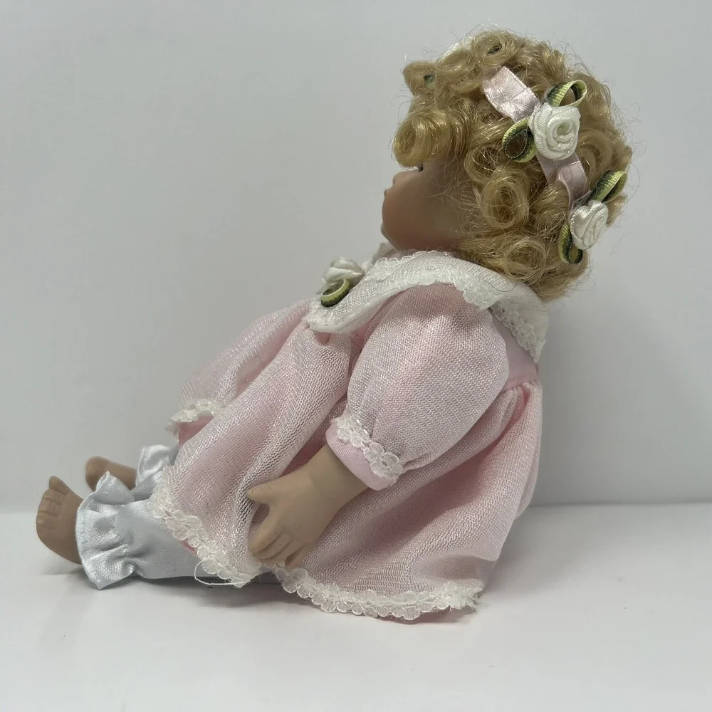 Avon Fairy Tale Collection Rapunzel Porcelain Doll 1986 Blonde Hair Collectible